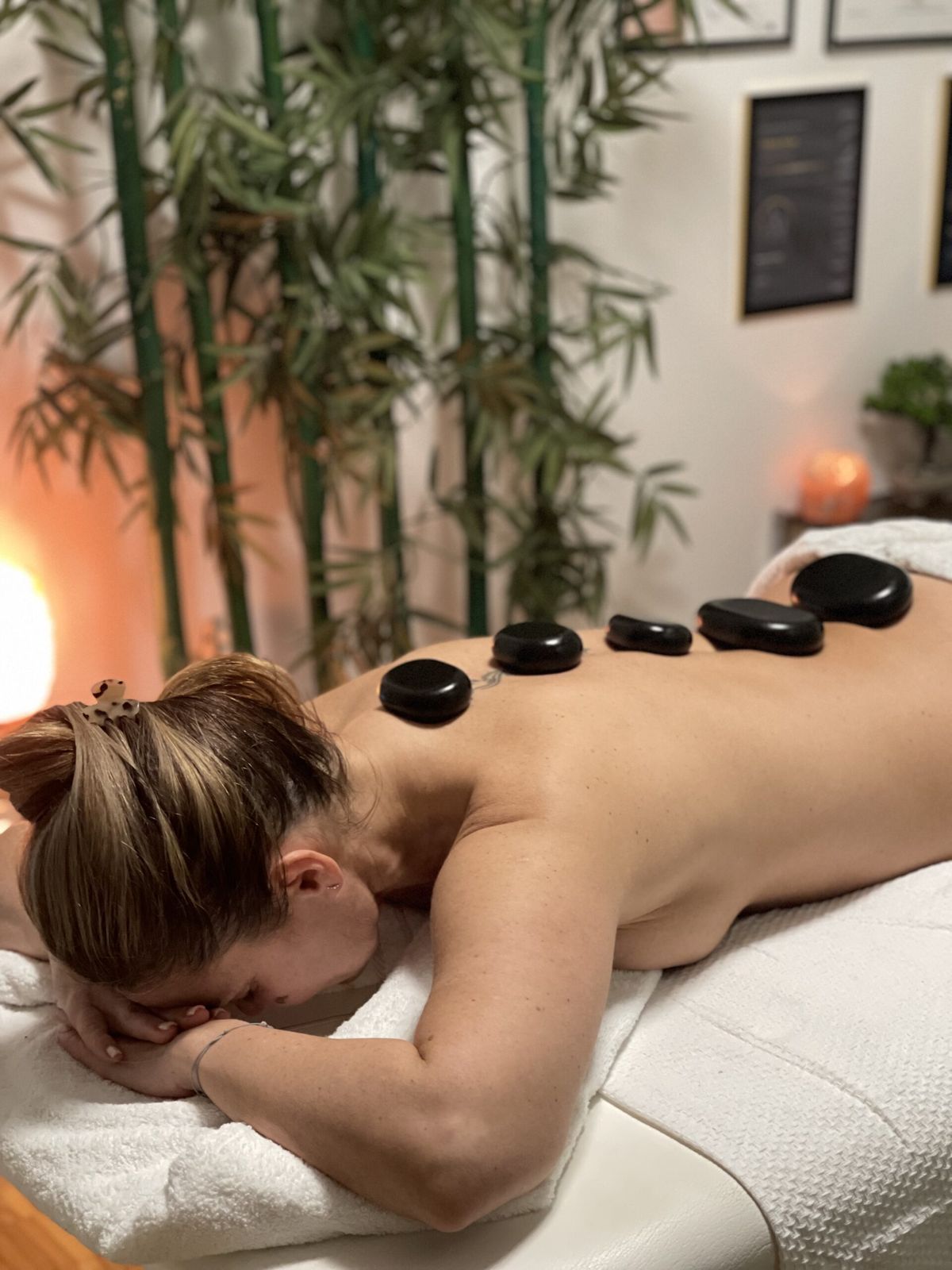 Masaža vrućim kamenjem (hot stone)